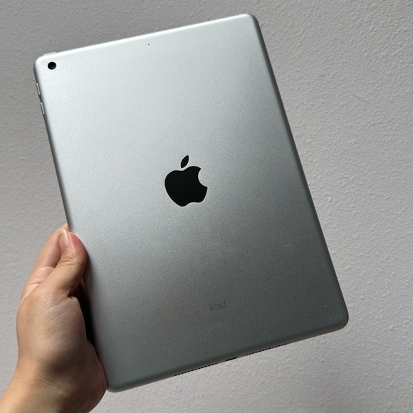Apple iPad - Picture 1 of 5